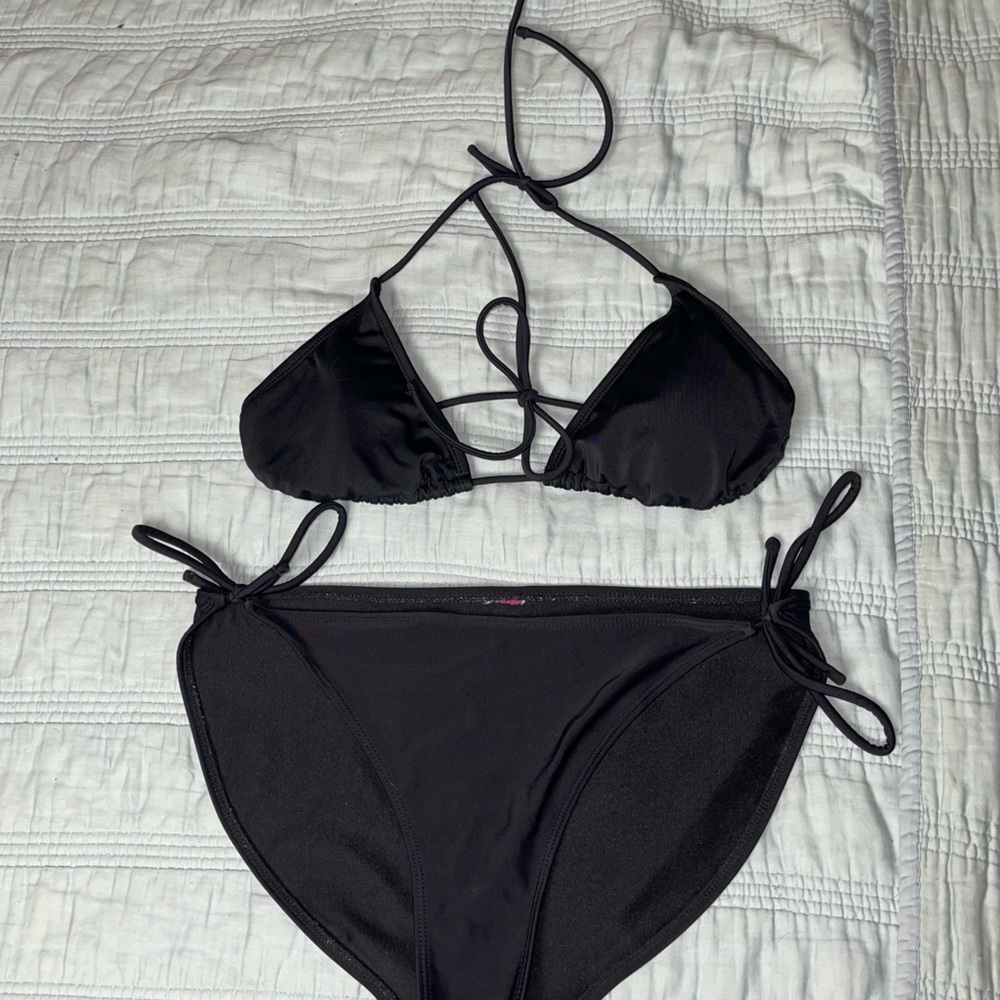 6 PC.!! Multiple Lg bikini sets with 4 bikini tops & 2 bottom!!